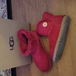 UGG Mini Bailey Button II red suede short boots faux fur lining Size 9 EUC …